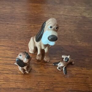 Hagen Renaker Ceramic Bloodhound Dog Figurine Set of 3 with puppies